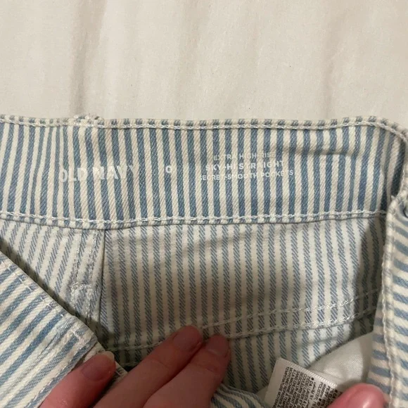 Old Navy Light Blue and White Pinstriped Women’s Jeans - Picture 4 of 5